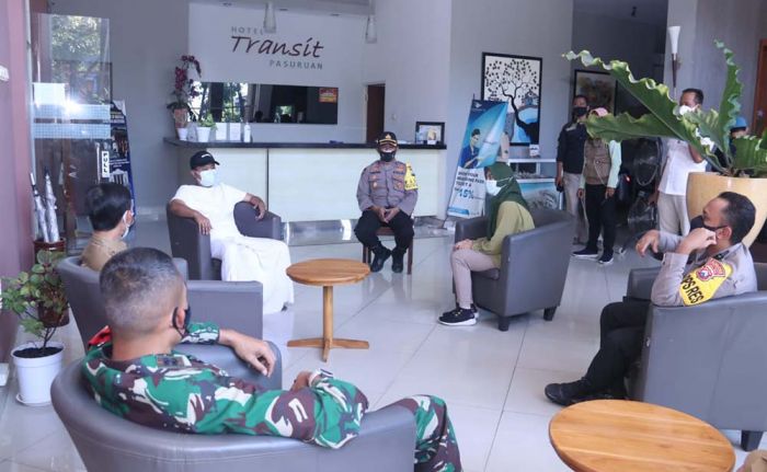 Santai Pakai Sarung, ​Gus Ipul Tinjau Beberapa Hotel yang Bakal Disewa untuk Rumah Isolasi