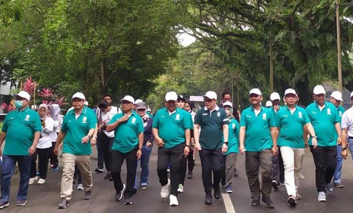 Rangkaian Hari Jadi ke-77 Provinsi Jawa Timur Ditutup dengan Jalan Sehat di Jember Rangkaian Hari Jadi ke-77 Provinsi Jawa Timur Ditutup dengan Jalan Sehat di Jember