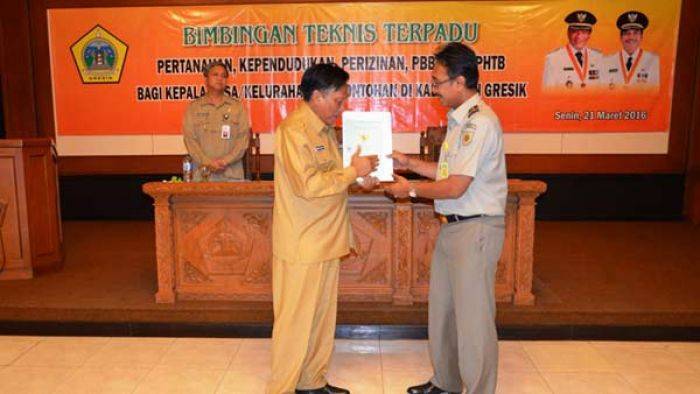 Bupati Gresik Terima Sertifikat Gelora Joko Samudro Bupati Gresik Terima Sertifikat Gelora Joko Samudro