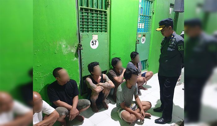 Lapas Kelas IIA Pamekasan Digeledah, Petugas Temukan Sajam dan Alat Elektronik Lapas Kelas IIA Pamekasan Digeledah, Petugas Temukan Sajam dan Alat Elektronik
