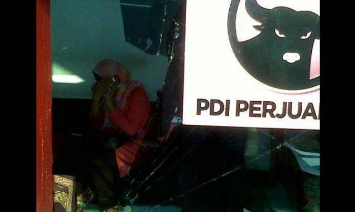 Dikabarkan Rekom Cabup Turun untuk Nonkader, Kader Pecahkan Kaca Kantor DPC PDIP Jember Dikabarkan Rekom Cabup Turun untuk Nonkader, Kader Pecahkan Kaca Kantor DPC PDIP Jember