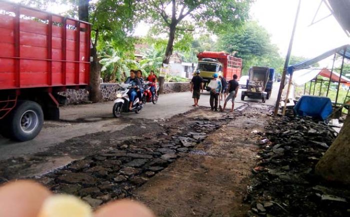 Jalan Rusak di Talun Akhirnya Dibenahi Kontraktor