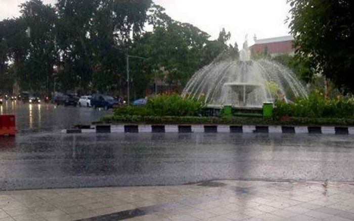Prakiraan Cuaca Surabaya Hari ini Senin, 23 Desember 2024: Jam 4 Sore Diperkirakan Hujan Ringan Prakiraan Cuaca Surabaya Hari ini Senin, 23 Desember 2024: Jam 4 Sore Diperkirakan Hujan Ringan
