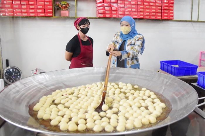 Cicipi Onde-Onde Legendaris Mojokerto, Khofifah: Butuh Inovasi Agar Bisa Lebih Tahan Lama Lagi Cicipi Onde-Onde Legendaris Mojokerto, Khofifah: Butuh Inovasi Agar Bisa Lebih Tahan Lama Lagi