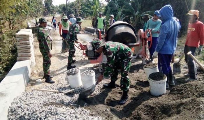 Babinsa Kodim Lamongan Bantu Warga Kuwurejo Perbaiki Jalan Setapak