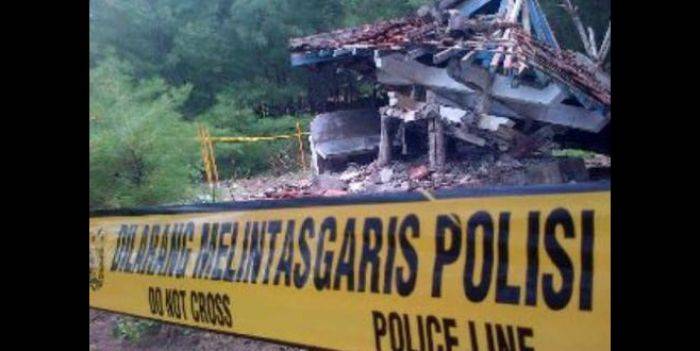 Gazebo Pantai Serang Blitar Roboh, 2 Wisatawan Tewas