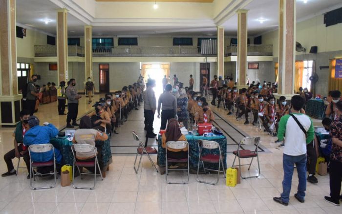 Kapolresta Sidoarjo Pantau PTM dan Vaksinasi di SMK 1 Krian Kapolresta Sidoarjo Pantau PTM dan Vaksinasi di SMK 1 Krian