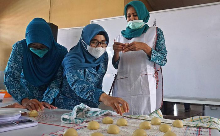 ​Tingkatkan Kemampuan Pengusaha Kuliner Rumahan, PKK Kota Kediri Gelar Baking Class Donat dan Pastry