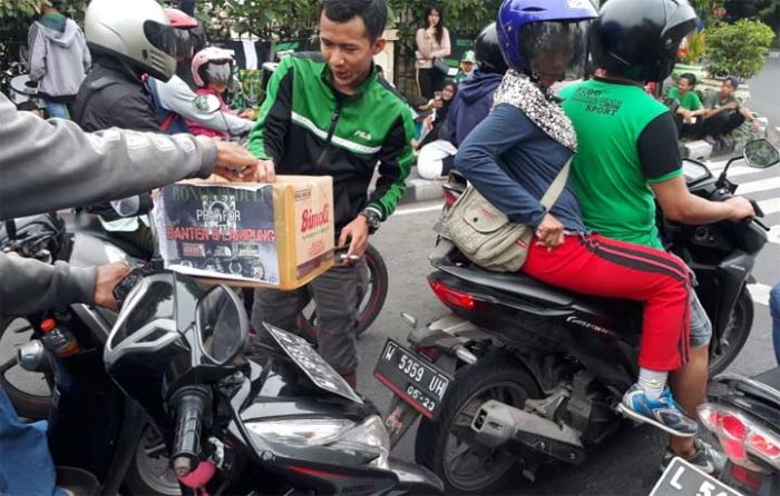 Bonek Sidoarjo Galang Sumbangan untuk Korban Tsunami di Banten dan Lampung