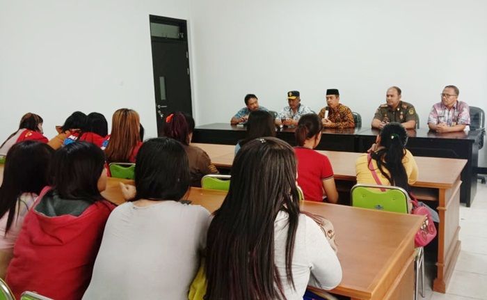 Pemkab Madiun akan Pulangkan Para Pemandu Lagu Hasil Razia di Malam Natal Pemkab Madiun akan Pulangkan Para Pemandu Lagu Hasil Razia di Malam Natal