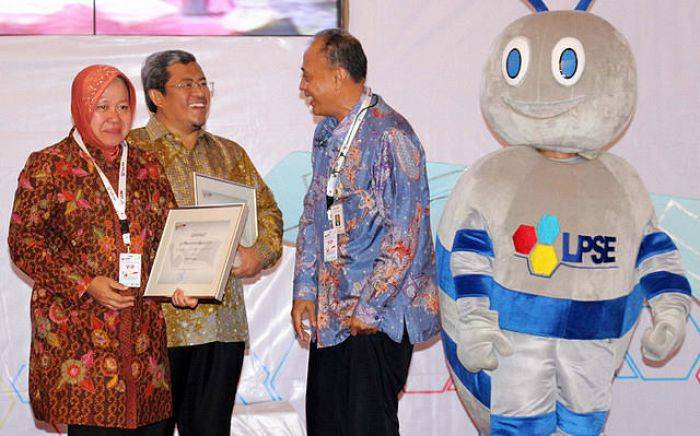 Survei: Ahok 49,5%, Risma 34,3%, Peluang Besar Tumbangkan Ahok Survei: Ahok 49,5%, Risma 34,3%, Peluang Besar Tumbangkan Ahok