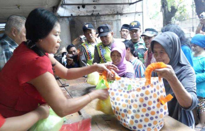 Demi Kemanusiaan, Juragan Minyak Non-Muslim di Jombang Berikan Bingkisan Lebaran Untuk Ratusan Warga