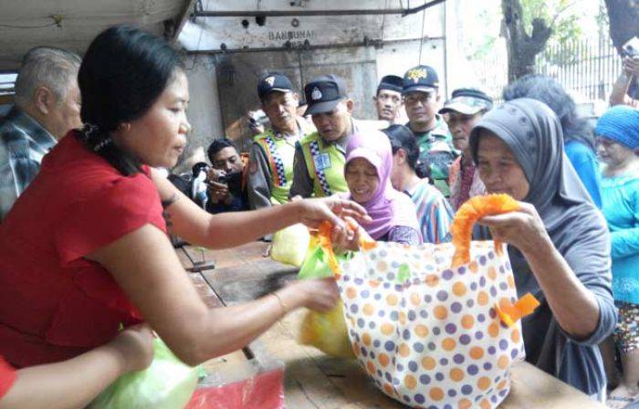 Demi Kemanusiaan, Juragan Minyak Non-Muslim di Jombang Berikan Bingkisan Lebaran Untuk Ratusan Warga Demi Kemanusiaan, Juragan Minyak Non-Muslim di Jombang Berikan Bingkisan Lebaran Untuk Ratusan Warga