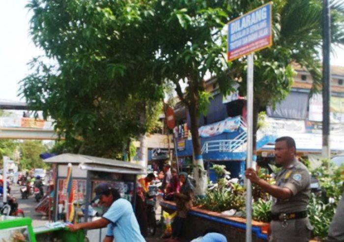 Satpol PP Pasang 20 Titik Larangan Berjualan Satpol PP Pasang 20 Titik Larangan Berjualan