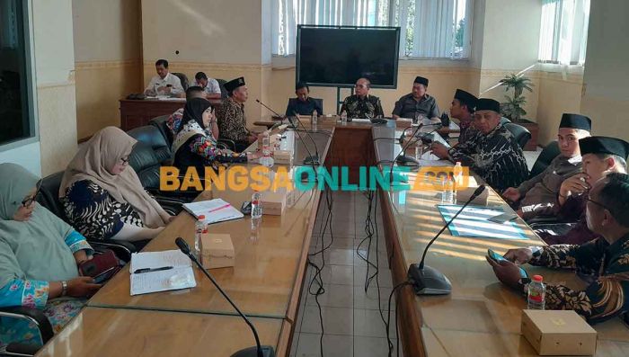 Bahas Gaji Terhutang Rp7,6 Miliar, DPRD Situbondo Fasilitasi Pertemuan Kemenag dengan Guru Non-ASN Bahas Gaji Terhutang Rp7,6 Miliar, DPRD Situbondo Fasilitasi Pertemuan Kemenag dengan Guru Non-ASN