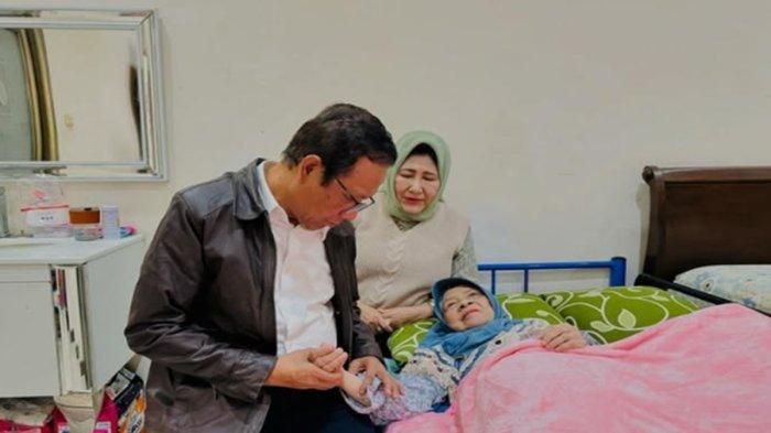 Hj Siti Chodijah Akan Dimakamkan Sore ini Setelah Kedatangan Mahfud MD di Pamekasan Hj Siti Chodijah Akan Dimakamkan Sore ini Setelah Kedatangan Mahfud MD di Pamekasan