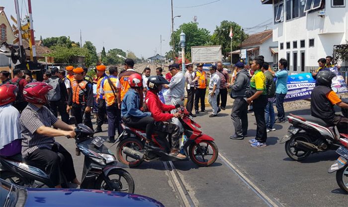 PT KAI Daop 7 Sosialisasi Keselamatan di Perlintasan Sebidang, Cegah Kecelakaan Kereta Api PT KAI Daop 7 Sosialisasi Keselamatan di Perlintasan Sebidang, Cegah Kecelakaan Kereta Api