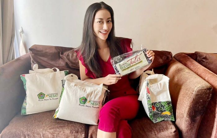 Batik Tulis Pamekasan Jadi Suvenir Ajang Miss Universe 2021 di Amerika Serikat Batik Tulis Pamekasan Jadi Suvenir Ajang Miss Universe 2021 di Amerika Serikat