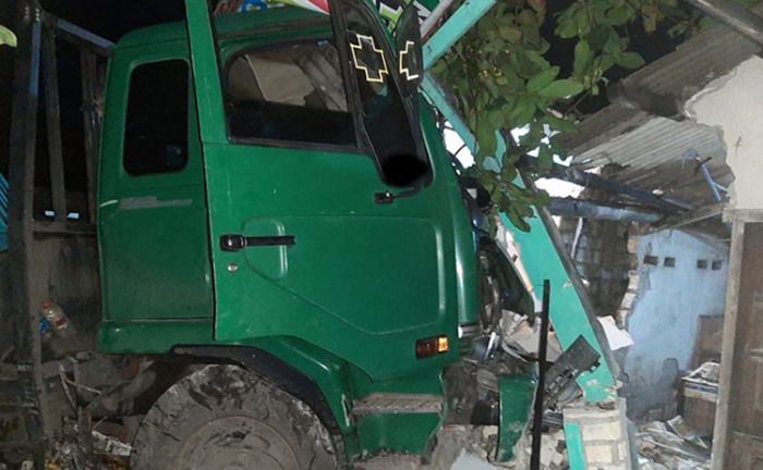 Hilang Kendali, Truk Trailer di Tuban Sasak Rumah, Becak, dan MPU Hilang Kendali, Truk Trailer di Tuban Sasak Rumah, Becak, dan MPU