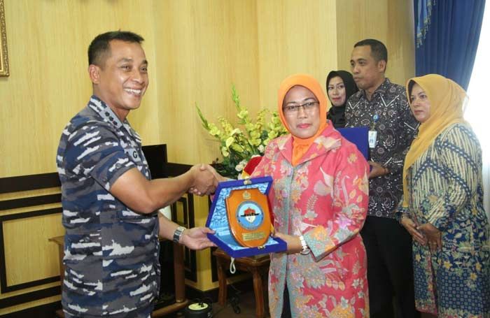 KRI R.E. Martadinaata-331 dan KDB Daruttaqwa 09 Sandar di Kepulauan Riau KRI R.E. Martadinaata-331 dan KDB Daruttaqwa 09 Sandar di Kepulauan Riau