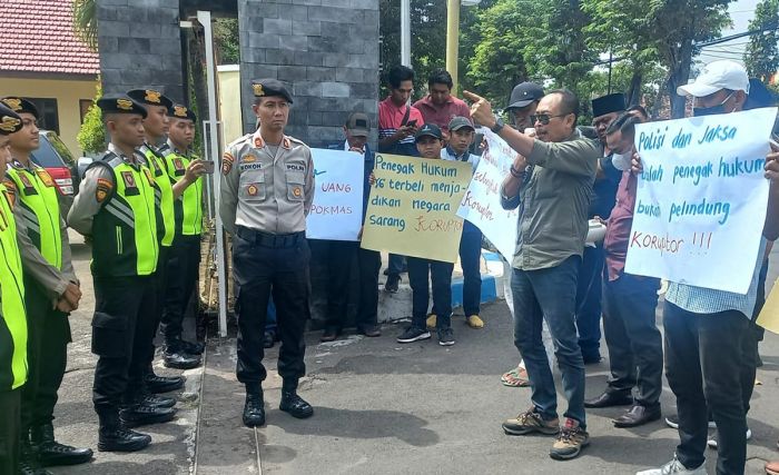 Demo Polres Pasuruan Kota, Puluhan Aktivis Desak APH Tangkap Aktor Utama Korupsi Banprov Demo Polres Pasuruan Kota, Puluhan Aktivis Desak APH Tangkap Aktor Utama Korupsi Banprov