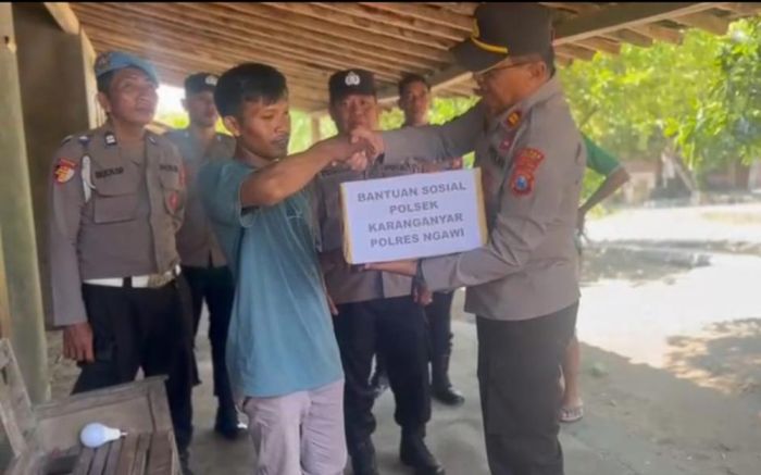 Polsek Karanganyar Ngawi Berikan Bantuan Sembako untuk Warga Terdampak Angin Puting Beliung