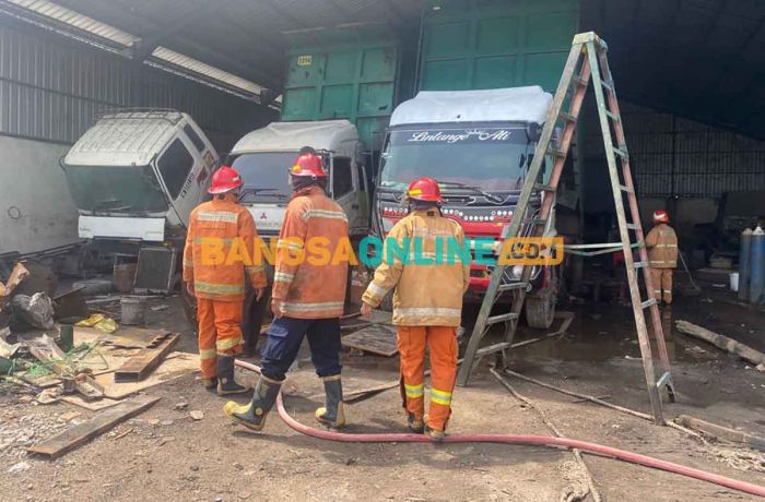 Si Jago Merah Lalap Bengkel Truk di Cerme Gresik