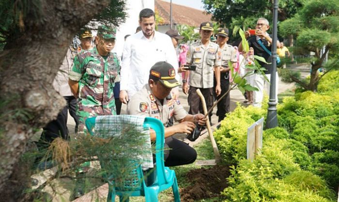 ​Pertahankan Ikon Kota, Polres Probolinggo Kota Tanam 500 Bibit Mangga Manalagi