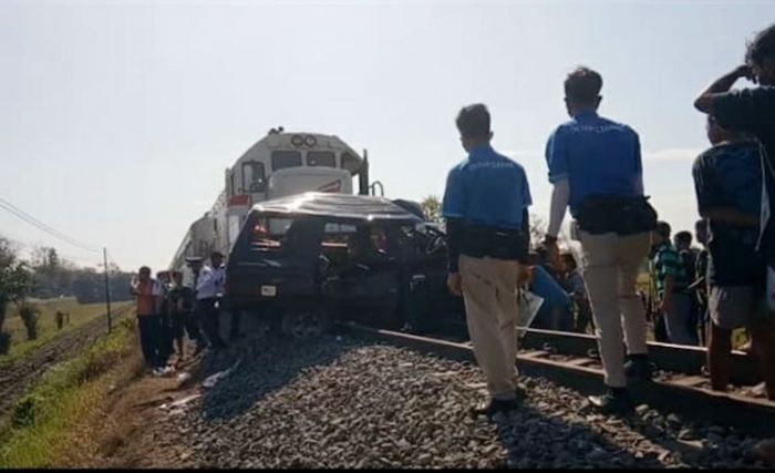 Kereta Api Dhoho Sambar Isuzu Panther di Kediri, Tiga Orang Tewas di TKP Kereta Api Dhoho Sambar Isuzu Panther di Kediri, Tiga Orang Tewas di TKP
