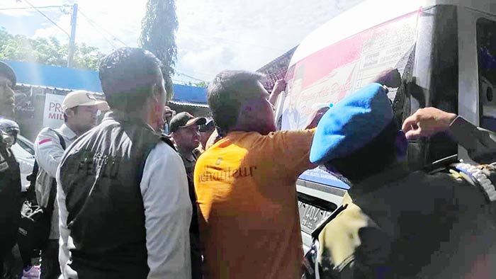 Bawaslu Pamekasan Gelar Operasi Penurunan APK Serentak di Titik-titik Terlarang Bawaslu Pamekasan Gelar Operasi Penurunan APK Serentak di Titik-titik Terlarang