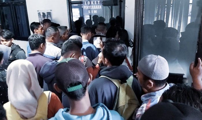 Urus SIM, Ratusan Warga Sidoarjo Penuhi Satpas Polresta Sidoarjo Urus SIM, Ratusan Warga Sidoarjo Penuhi Satpas Polresta Sidoarjo