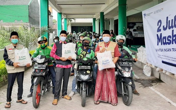 Empati pada Ojol, LAZISNU Jatim Bagikan Ratusan Paket Sembako dan Masker