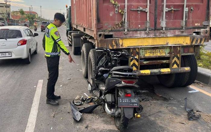 Kurang Konsentrasi, Pengendara Motor di Gresik Tabrak Bokong Truk Hingga Meninggal Dunia