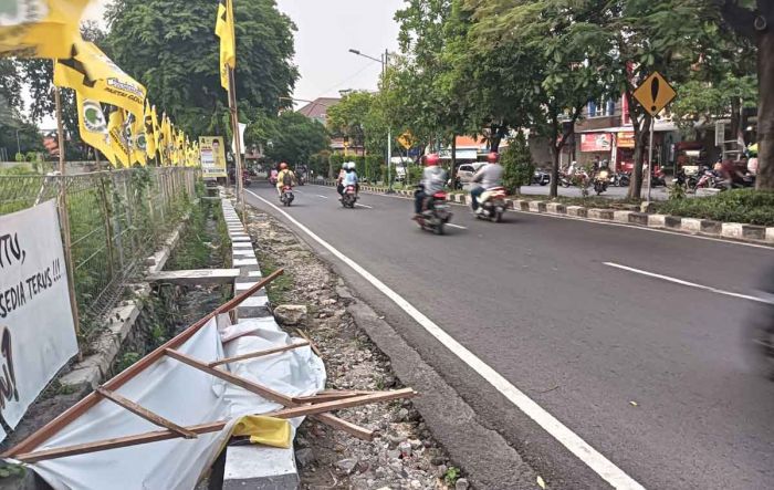 Baliho Caleg Golkar Timpa Pengguna Jalan di GKB, Nurhamim: Kami Bertanggung Jawab dan Mohon Maaf Baliho Caleg Golkar Timpa Pengguna Jalan di GKB, Nurhamim: Kami Bertanggung Jawab dan Mohon Maaf