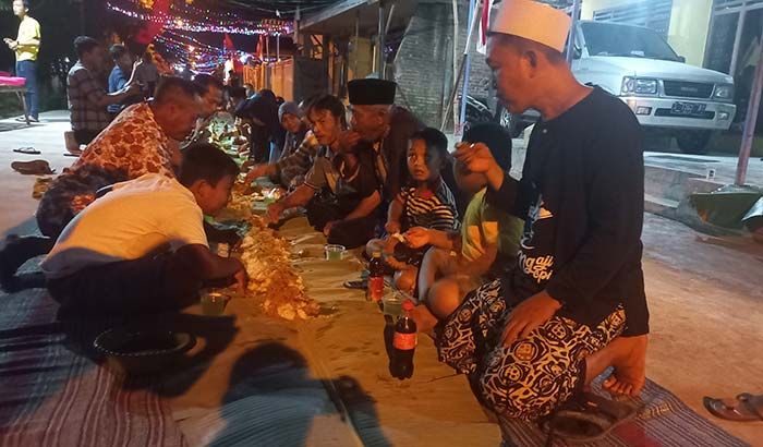 Rayakan HUT RI ke-77, Ratusan Warga Makan di Atas Daun Pisang Sepanjang 777 Meter