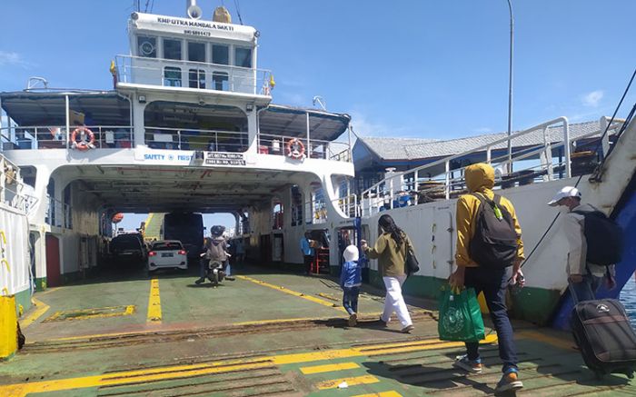 Penerima Vaksin Lengkap Kini Tak Perlu Pakai Tes Antigen/PCR di Pelabuhan Ketapang Banyuwangi Penerima Vaksin Lengkap Kini Tak Perlu Pakai Tes Antigen/PCR di Pelabuhan Ketapang Banyuwangi