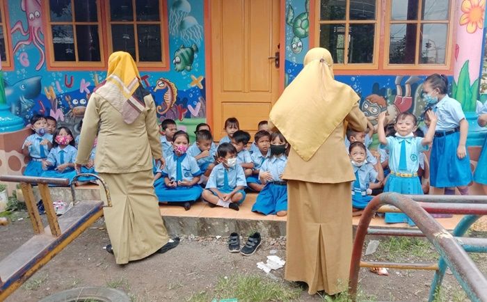 Gegara Gedung PAUD dan TK di Probolinggo Disegel Warga, 83 Murid Belajar di Luar Kelas Gegara Gedung PAUD dan TK di Probolinggo Disegel Warga, 83 Murid Belajar di Luar Kelas