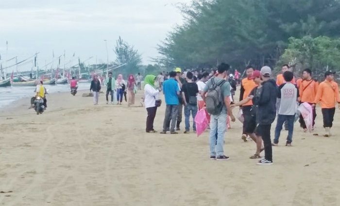 ​Komunitas LH dan OPD Pamekasan Bersih-bersih Simpatik di Pantai Jumiang