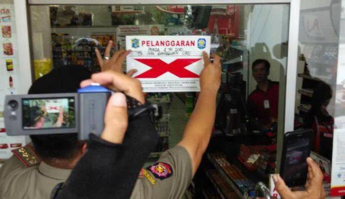 Langgar Perda, Minimarket di Surabaya Disegel, tapi Bisa Masih Beroperasi