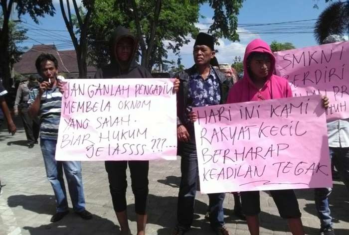 Pertanyakan Sengketa Lahan SMKN 1 Pasean, Puluhan Masyarakat Ngeluruk PN Pamekasan