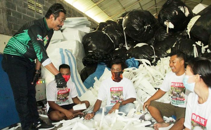 Pakai Sepeda Motor, Cabup Qosim Kunjungi UMKM di Kedamean, Janjikan Permodalan Pakai Sepeda Motor, Cabup Qosim Kunjungi UMKM di Kedamean, Janjikan Permodalan