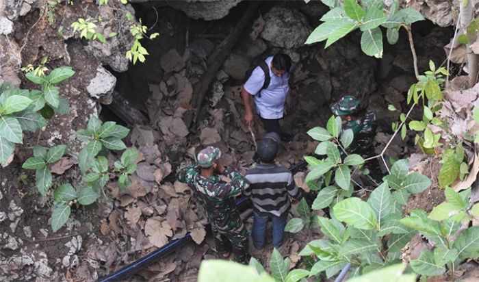 Gotong Royong Atasi Krisis Air, Satgas TMMD dan Warga Lakukan Pipanisasi