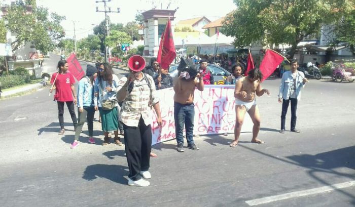 Hanya Pakai Kolor, Puluhan Massa Demo Kejari Gresik Hanya Pakai Kolor, Puluhan Massa Demo Kejari Gresik