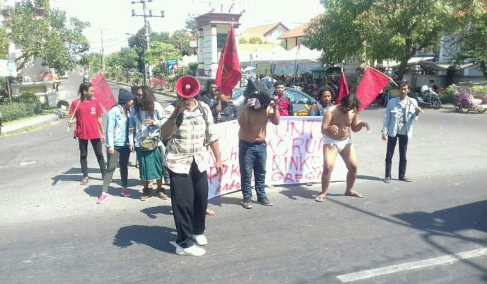 Hanya Pakai Kolor, Puluhan Massa Demo Kejari Gresik