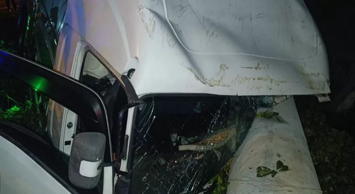 Truk Muat 25 Ton Jagung Terjun ke Saluran Irigasi di Lamongan, Hantam Pipa Petrokimia