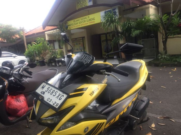 Aerox Kuning Plat M Ditinggal Pemiliknya di Tepi Jalan, Warga Karang Menjangan Curiga