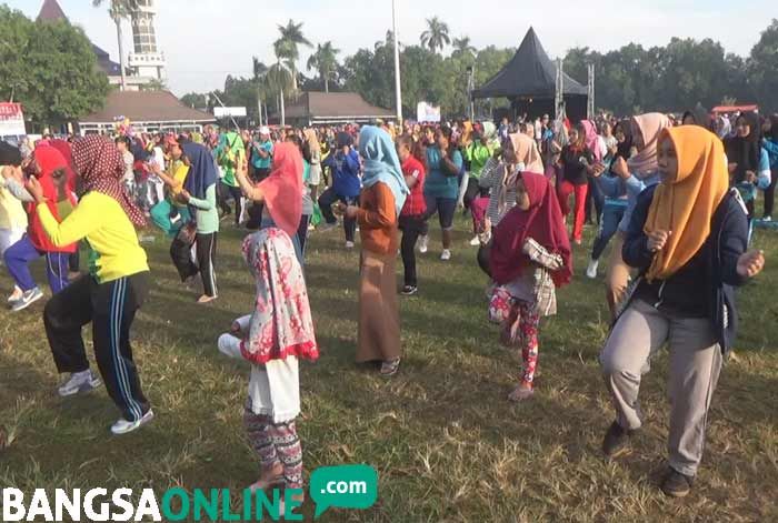 Ribuan Warga Jombang Melakukan Senam Gayung Ribuan Warga Jombang Melakukan Senam Gayung