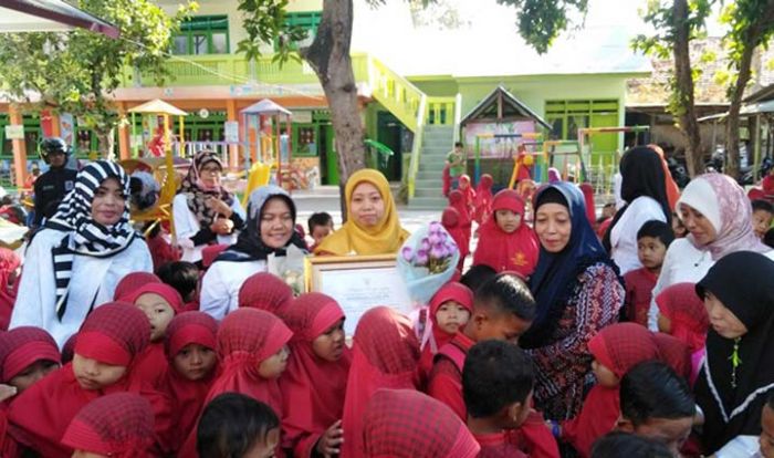 Ustadzah TK Nurul Hidayah Sampang Sabet Juara II Guru TK Berprestasi Tingkat Nasional