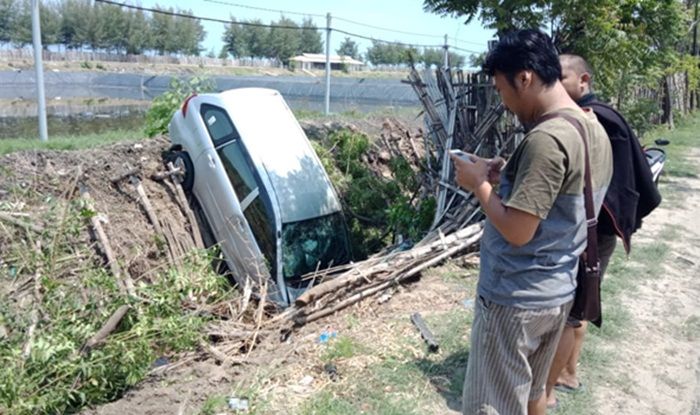 ​Oleng Hindari Kendaraan Lain, Mobil Daihatsu Xenia Nyungsep di Tambak Udang