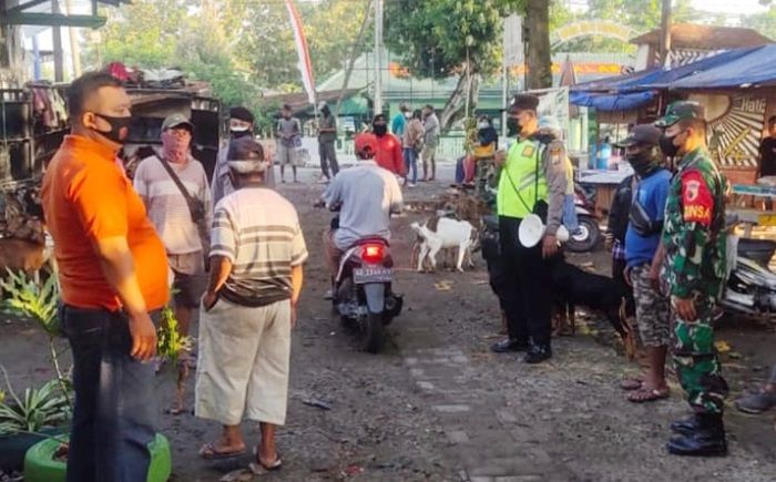 Cegah Kerumunan, Anggota Koramil Bersama Polsek Kedunggalar Pantau Penerapan Prokes di Pasar Hewan